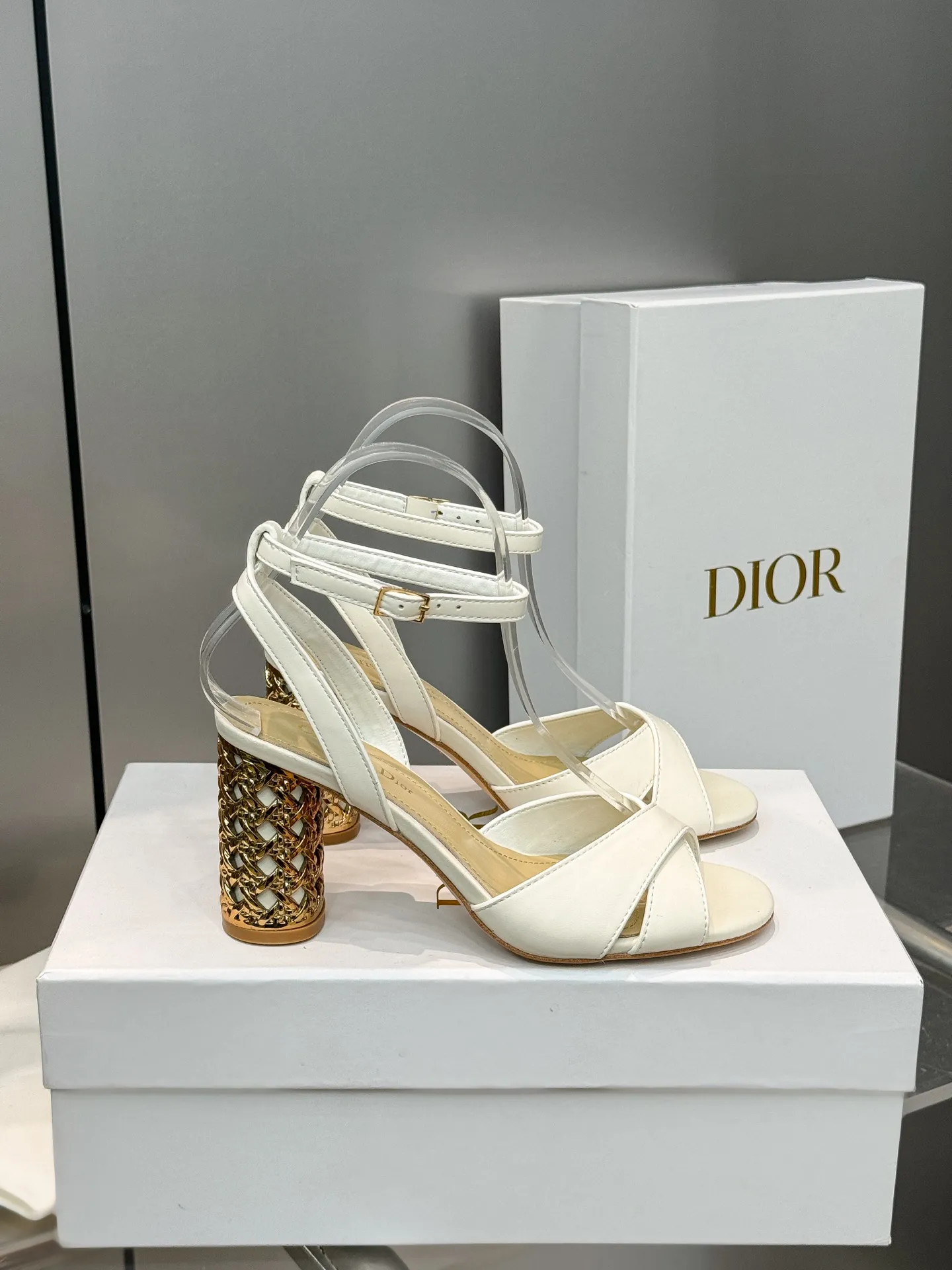 👟👟Ex-factory price 560👟👟 Dior 2024 autumn and winter new Icon series cylindrical heel ankle strap women's shoes CD star same style high-heeled round toe cross strap color matching sandals Material: imported full-grain calfskin upper + water-dyed sheepskin lining feet + Italian genuine leather outsole Heel height: 8.5CM Size: 35-42 Standard code (40.41.42. Customized, non-refundable)